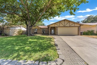 7632 Bermejo Rd, Fort Worth, TX 76112