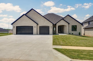 2124 N Silver Charm Ave, Springfield, MO 65802