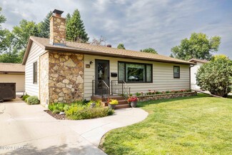 1514 S 17th St, Grand Forks, ND 58201