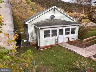25 Harrison Ave, Berkeley Springs, WV 25411
