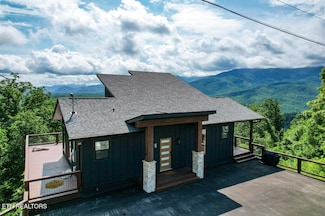 805 Upper Picadilly Ln, Gatlinburg, TN 37738