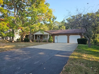 823 Greenwood Ave, Carpentersville, IL 60110