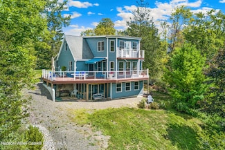56 Manhattoes Dr, Athens, NY 12015