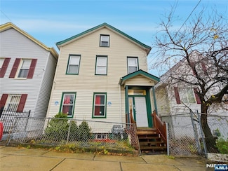 31 Dover St, Paterson, NJ 07501