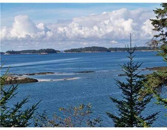 19 Shore Acres Rd, Vinalhaven, ME 04863