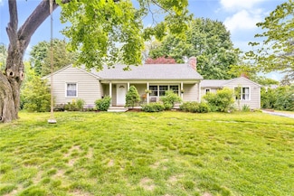 25 Stanhope Dr, Barrington, RI 02806
