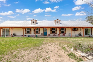404 Lake Rd, Pipe Creek, TX 78063