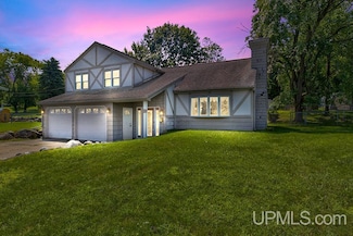 909 E Margaret St, Iron Mountain, MI 49801