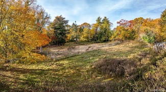 81 Old Broadway Ave, Sayville, NY 11782