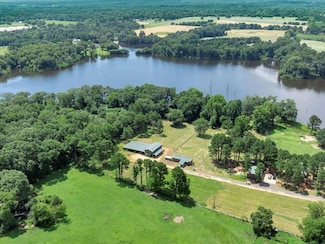 400 Indian Hen Dr, Garrison, TX 75946