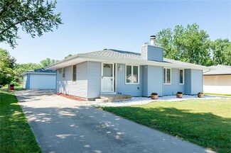 1315 S 9th Ave E, Newton, IA 50208