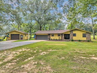 222 Riverview Rd, Morrilton, AR 72110