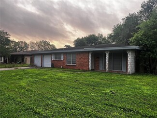 2104 Mcpherson Dr, Port Lavaca, TX 77979