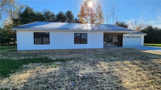 112 Kutcham Dr, Uhrichsville, OH 44683