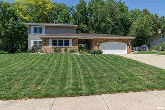 1815 Oakwood Dr, Pekin, IL 61554