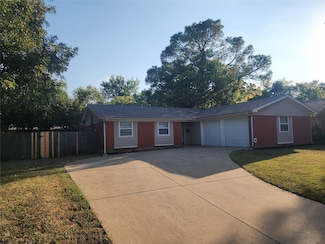 7436 Meadowcrest Dr, Fort Worth, TX 76112