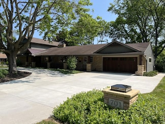 701 Riverview Dr, Thiensville, WI 53092