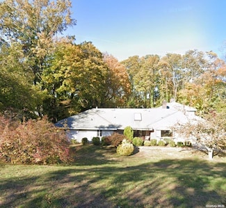 14 Farmers Rd, Great Neck, NY 11024