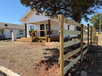 414 N 6th St, Clinton, OK 73601
