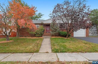 33 Chobot Ln, Elmwood Park, NJ 07407
