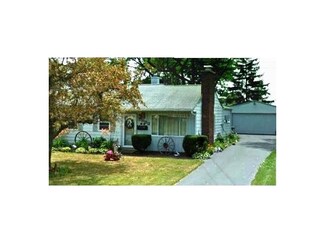 5225 Isherwood Dr, Niagara Falls, NY 14305