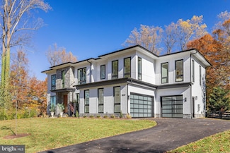 725 Lawton St, McLean, VA 22101