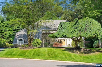 811 Domm Ct, Wyckoff, NJ 07481