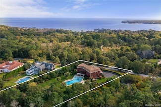 89 Old Canoe Place Rd, Hampton Bays, NY 11946