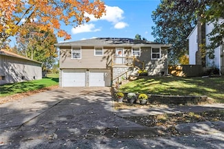 1316 SE Knightsbridge St, Blue Springs, MO 64014