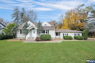 916 Colonial Rd, Franklin Lakes, NJ 07417