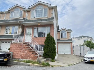 152 Alex Cir, Staten Island, NY 10305