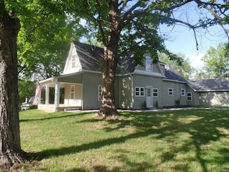 19 S Lester St, Bloomfield, IN 47424