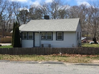 225 Hinckley Rd, Hyannis, MA 02601