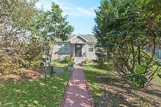 221 W Urquhart St, Chalmette, LA 70043