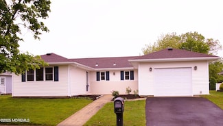 4 Hyannis St, Toms River, NJ 08757