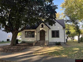 812 812 S 9th St, St. James, MN 56081