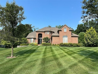 4906 Stonehenge Dr, Rochester, MI 48306