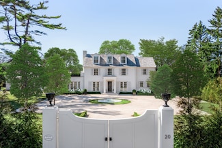 20 S Howells Point Rd, Bellport, NY 11713