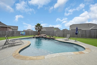 14402 Meadowlands Dr, Mont Belvieu, TX 77523
