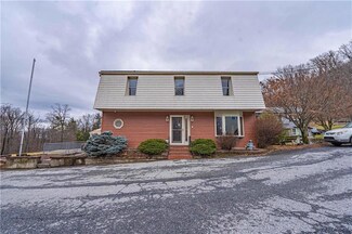 121 White Oak Ln, Emmaus, PA 18049