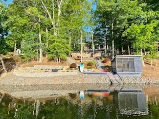 673 N Lakeshore Dr, Louisa, VA 23093