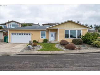 927 Inlet Loop, Coos Bay, OR 97420