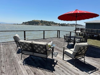 9 Sandy Beach Rd, Vallejo, CA 94590