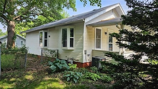 613 E 8th St N, Newton, IA 50208