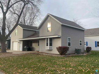 509 E Crawford St, Luverne, MN 56156