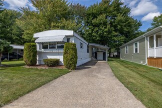 32 Sycamore Dr, Olmsted Township, OH 44138