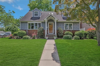 1784 W End Ave, New Hyde Park, NY 11040
