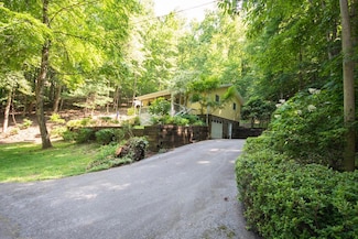 587 Lakeside Cir, Franklin, NC 28734