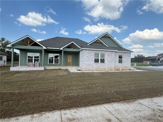 1409 Latium St, Siloam Springs, AR 72761