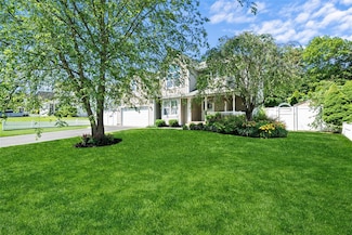 22 Tuthill Creek Dr, Patchogue, NY 11772